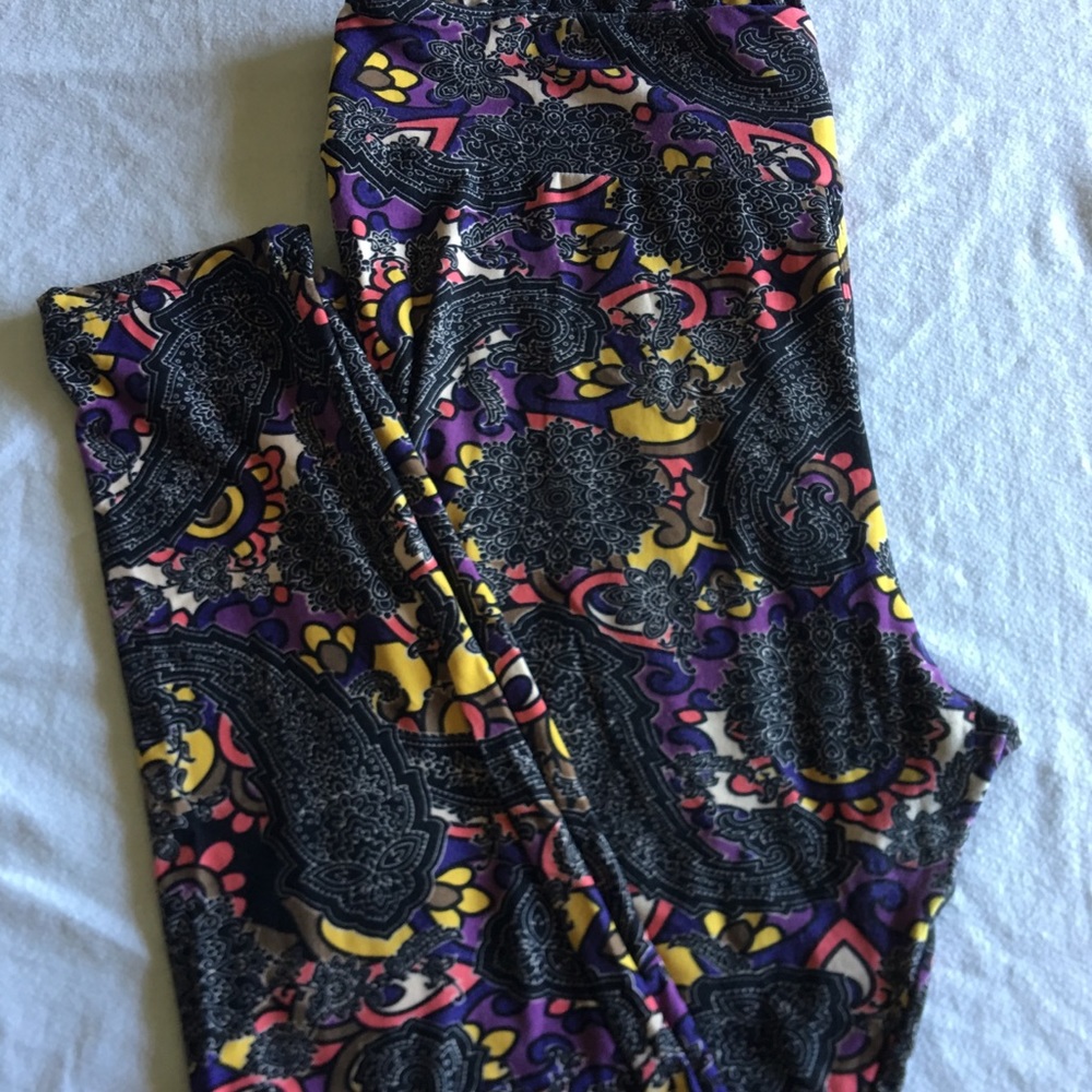 Women’s LuLaRoe TC print leggings.